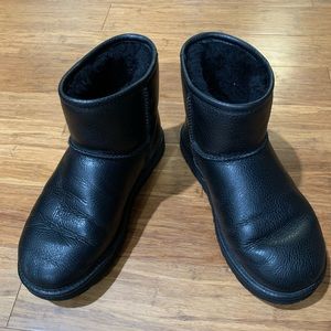 Ugg Classic Mini II in Smooth Black Leather
